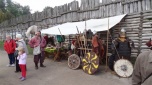 Seniorzy na festynie archeologicznym w Biskupinie